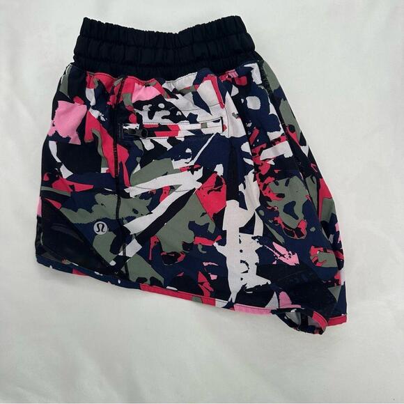 Lululemon Women's Hotty Hot Short Pop Cut Boom Juice Multi / Black - Picture 5 of 5